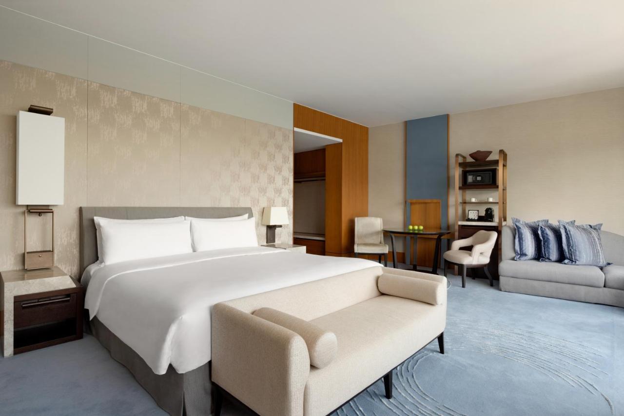 Club Premier Zimmer mit Kingsize-Bett und Meerblick