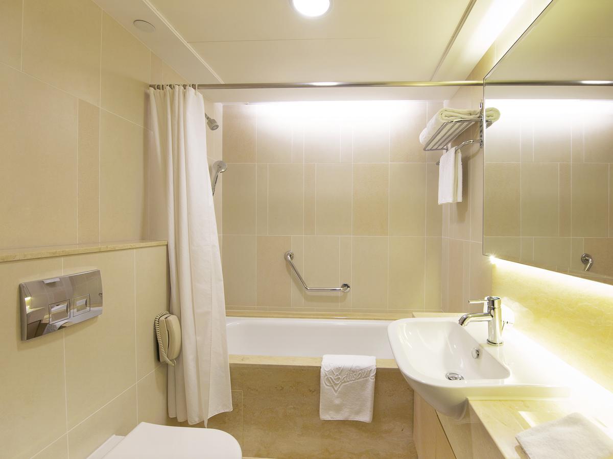 Suite mit Kingsize-Bett und Stadtblick