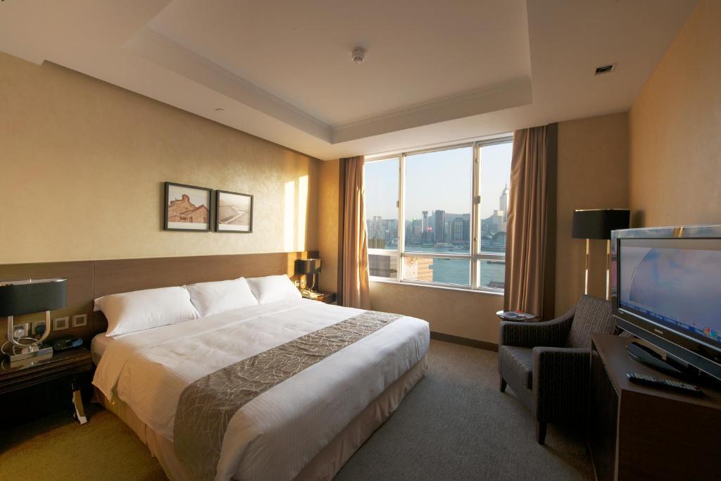 Suite mit Kingsize-Bett und Hafenblick